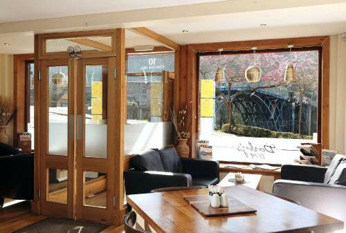 Hostal Bridge View Guest House