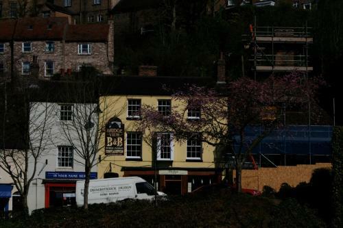 Hostal Bridge View Guest House