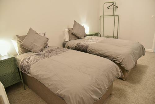 Huge Modern Apartment 2 Bathrooms Sleeps 6