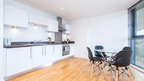 Amazing Apartment With Waterside Views!