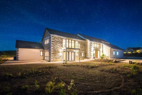 Little Petherick Villa Sleeps 12 With Wifi