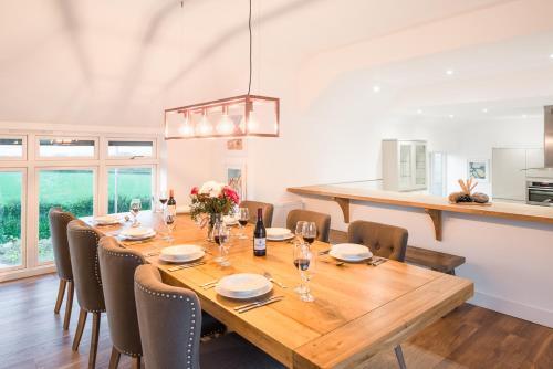 Little Petherick Villa Sleeps 12 With Wifi