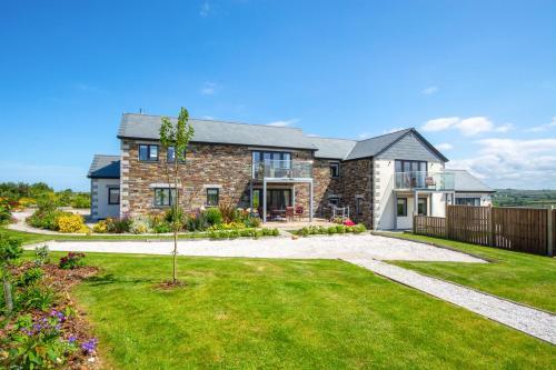 Little Petherick Villa Sleeps 12 With Wifi