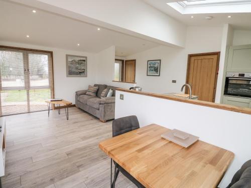 2 Meadow Retreat