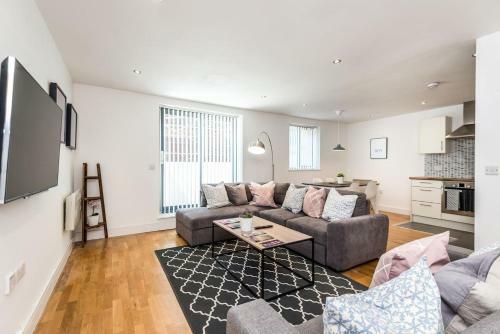 Gorgeous Central 2 Bed Apt - L1's Doorstep