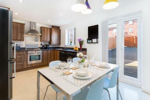 Spacious Contractor House For Large Groups - Private Parking By Liverpool Short Stay