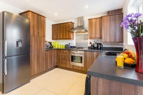 Spacious Contractor House For Large Groups - Private Parking By Liverpool Short Stay