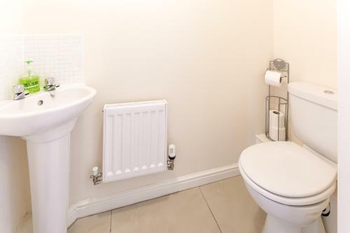 Spacious Contractor House For Large Groups - Private Parking By Liverpool Short Stay