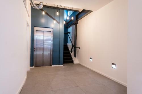Manhattan Style Apartment With Balcony