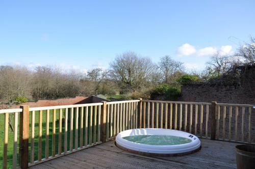 Shepherd's Hut - Walled Gardens Llandenny