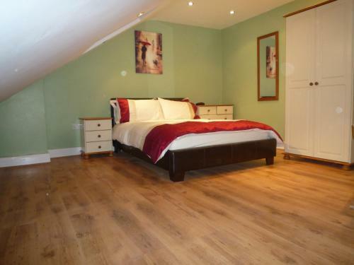 Camborne Avenue Apartment