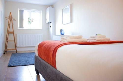 2 Bedroom Large Town Centre Apartment Free Parking