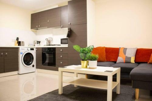 2 Bedroom Large Town Centre Apartment Free Parking