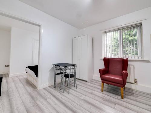 Apartamento Ideally Situated Cosy Studio With Parking And Garden