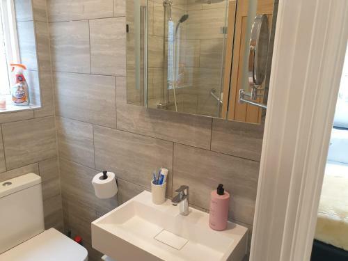 Marlow's Emerald 3 Bed House Sleeps 8 Guests