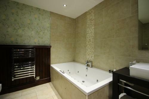 Best Western Plus Pastures Hotel