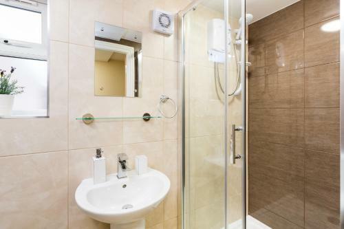Stayford Apartments, Meriden - Near Nec