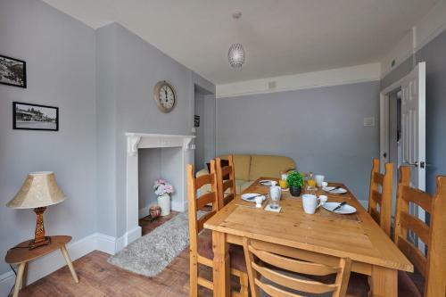 3 Bed House With Private Outdoor Space In Mold!