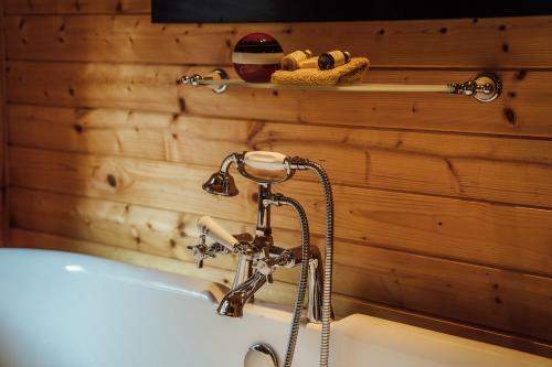 Donard Shadow Lodge