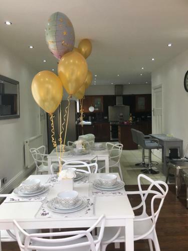 Beautifully Presented 6 Bed 5 & A Half Bath House