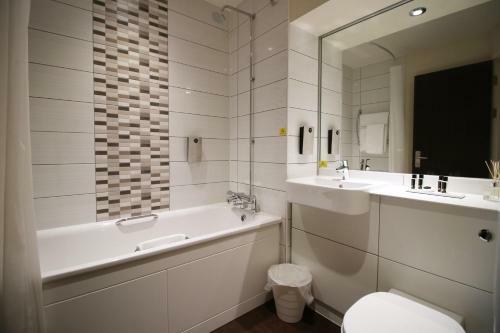 Posada Silurian Hotel By Staybc Family 3