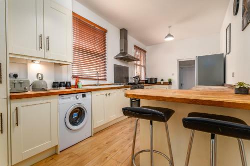 Spacious Contractor House For Large Groups - Private Parking By Comfy Workers