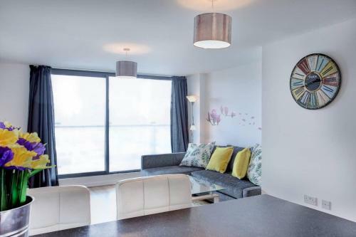Apartamento Newly Renovated Riverside Flat W/ Private Balcony