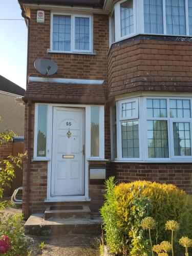 Stylish 3 Bed House With Garden Free Parking