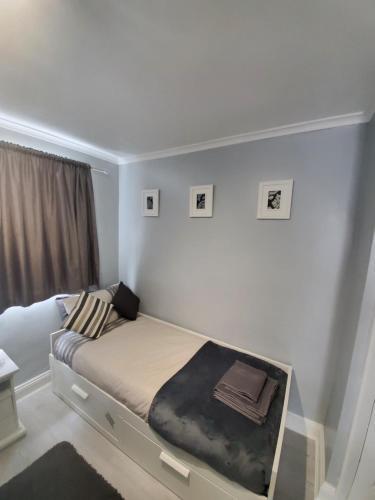 Stylish 3 Bed House With Garden Free Parking