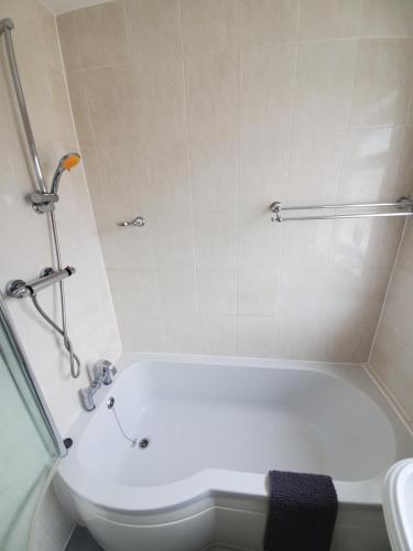 Stylish 3 Bed House With Garden Free Parking