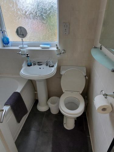 Stylish 3 Bed House With Garden Free Parking