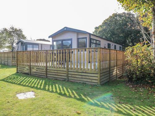 Riverside Retreat, Black 6