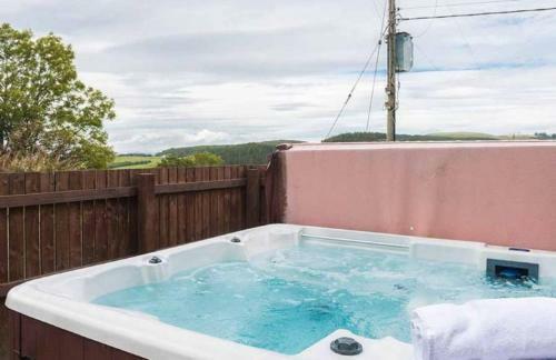 Keepers Lodge With Hot Tub Near Perth Perthshire