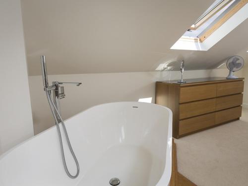 6 Knowle Court