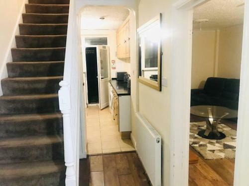 Beautiful Cosy 3-bed House In Slough