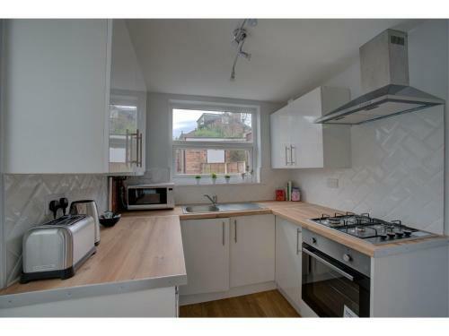 Beautiful 3br House Cheadle Super Road Links Mcr