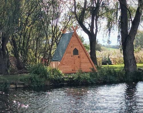"george's" Lakeside Wooden Tipi