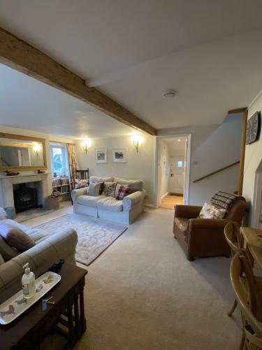 Traditional Cotswold Stone Peaceful Cottage With Stunning Views