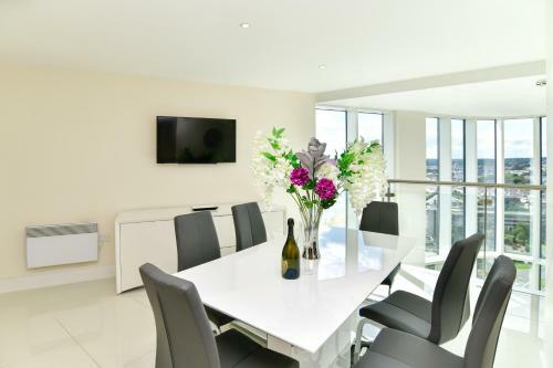 Apartamentos Just Stay Wales - Meridian Quay Penthouses