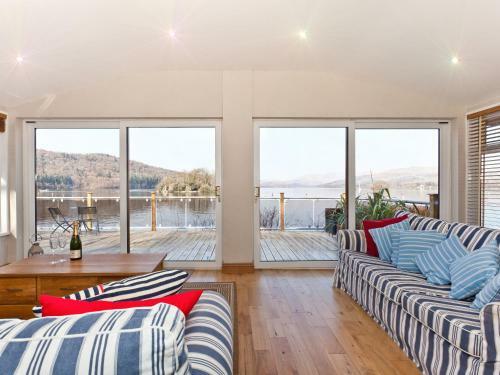 Lodge On The Lake