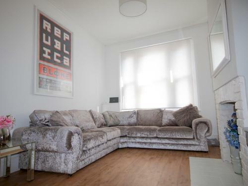 A Windsor Dream Home! Stylish And Roomy!