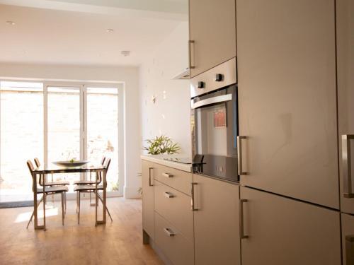 A Windsor Dream Home! Stylish And Roomy!