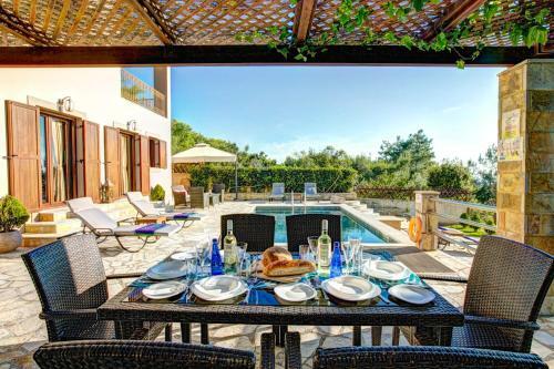Agrilias Villa Sleeps 6 Pool Air Con Wifi