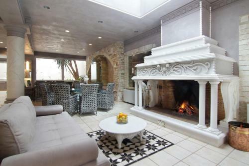 Black Diamond Luxury Villa Anavyssos In Athens