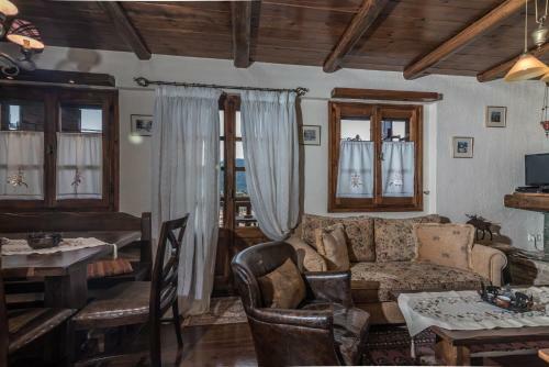 Pantelis Sweet Home