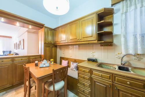 Vintage Acropolis Apartment By Cloudkeys