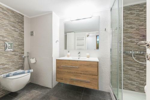Vintage Acropolis Apartment By Cloudkeys