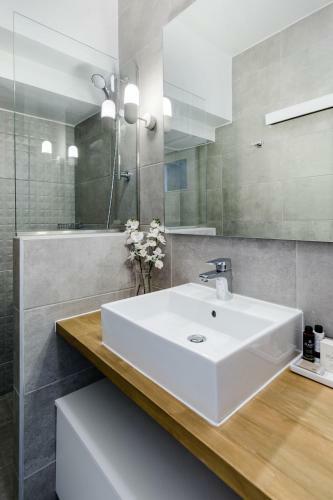 Minimal 2bd Apartment With Lycabettus View By Upstreet