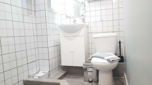 Palette Apartment Champagne - Athens Center, 6 Bd, 3 Bath