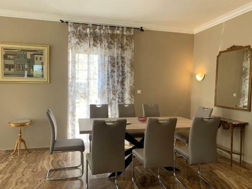 Private Rooms In Spacious Flat Marousi